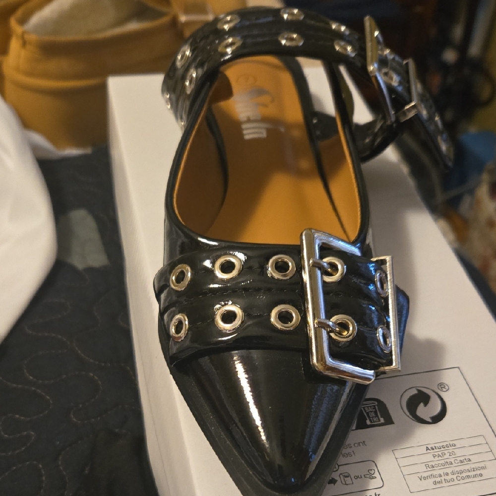 Elegant Black Heels with Sleek Design
